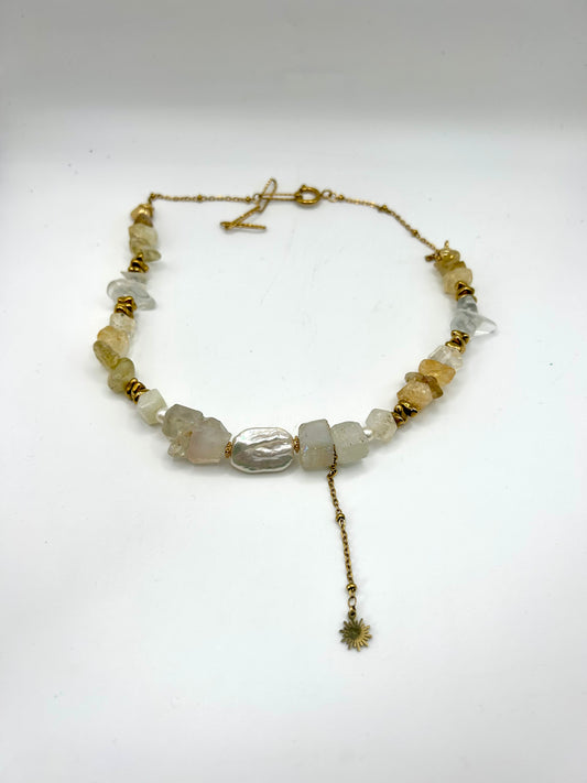 Collier Solstice Doré – Perle culture Rectangle & Éclats de Citrine, Hématite & Quartz Aura