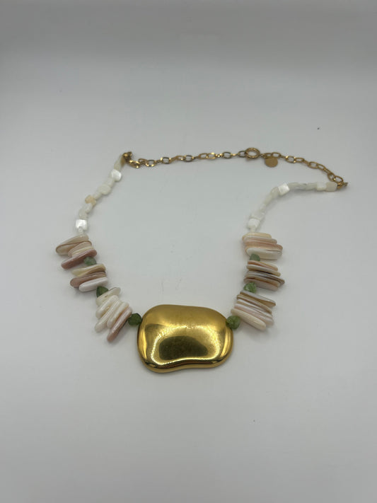 Collier Plastron Doré – Perles de Coquillage & Aventurine