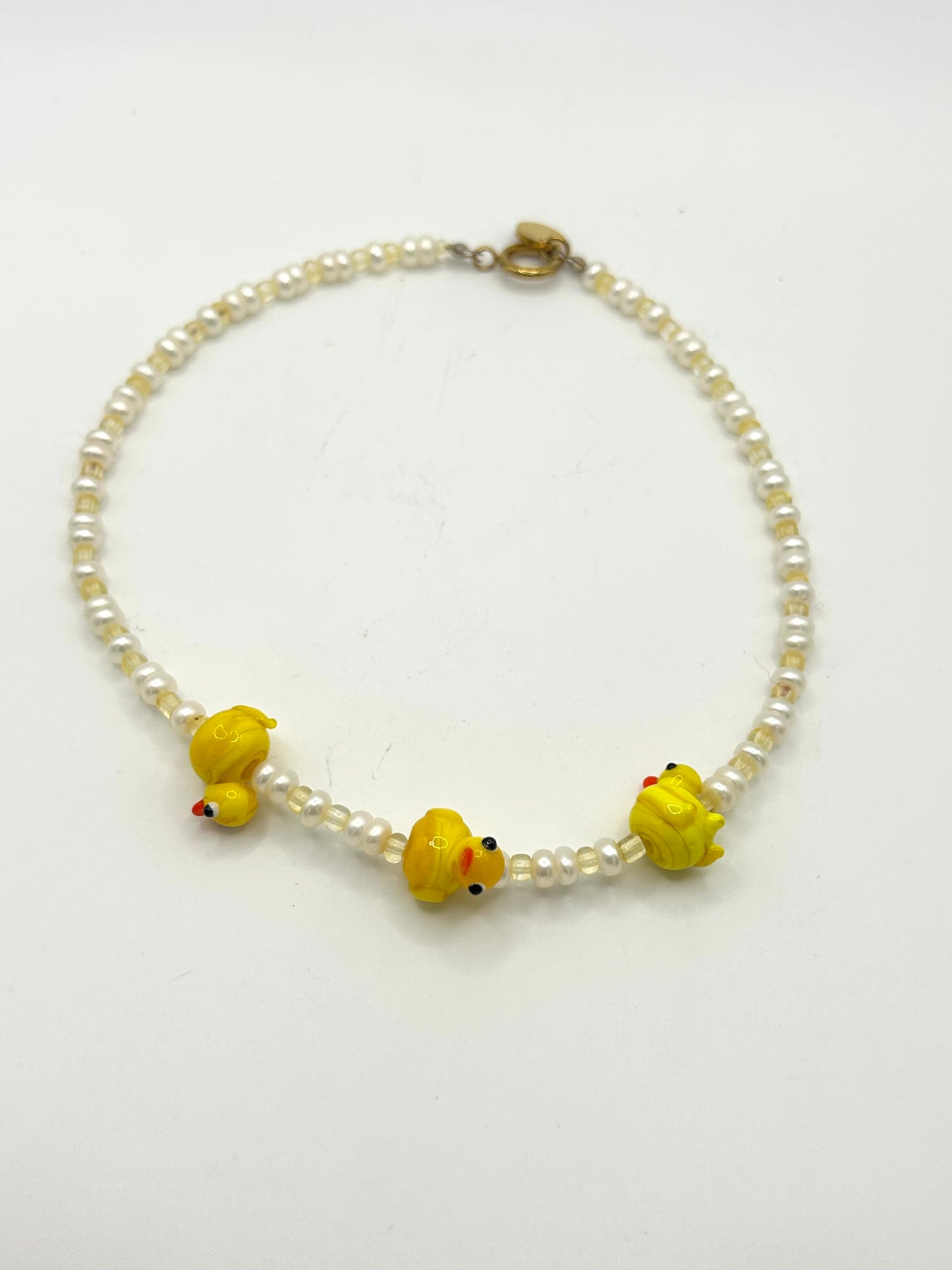 Collier perles de eau douce avec petit canard en verre  jaune