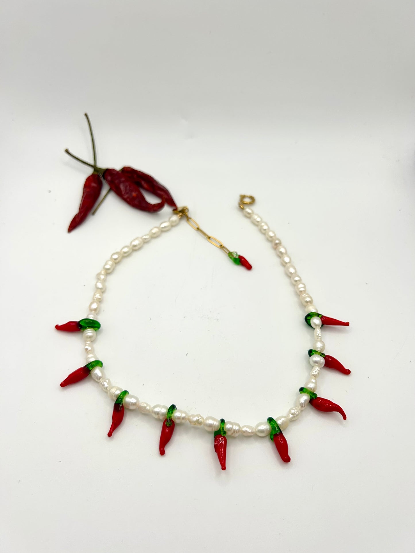 Collier, piment et perles de culture