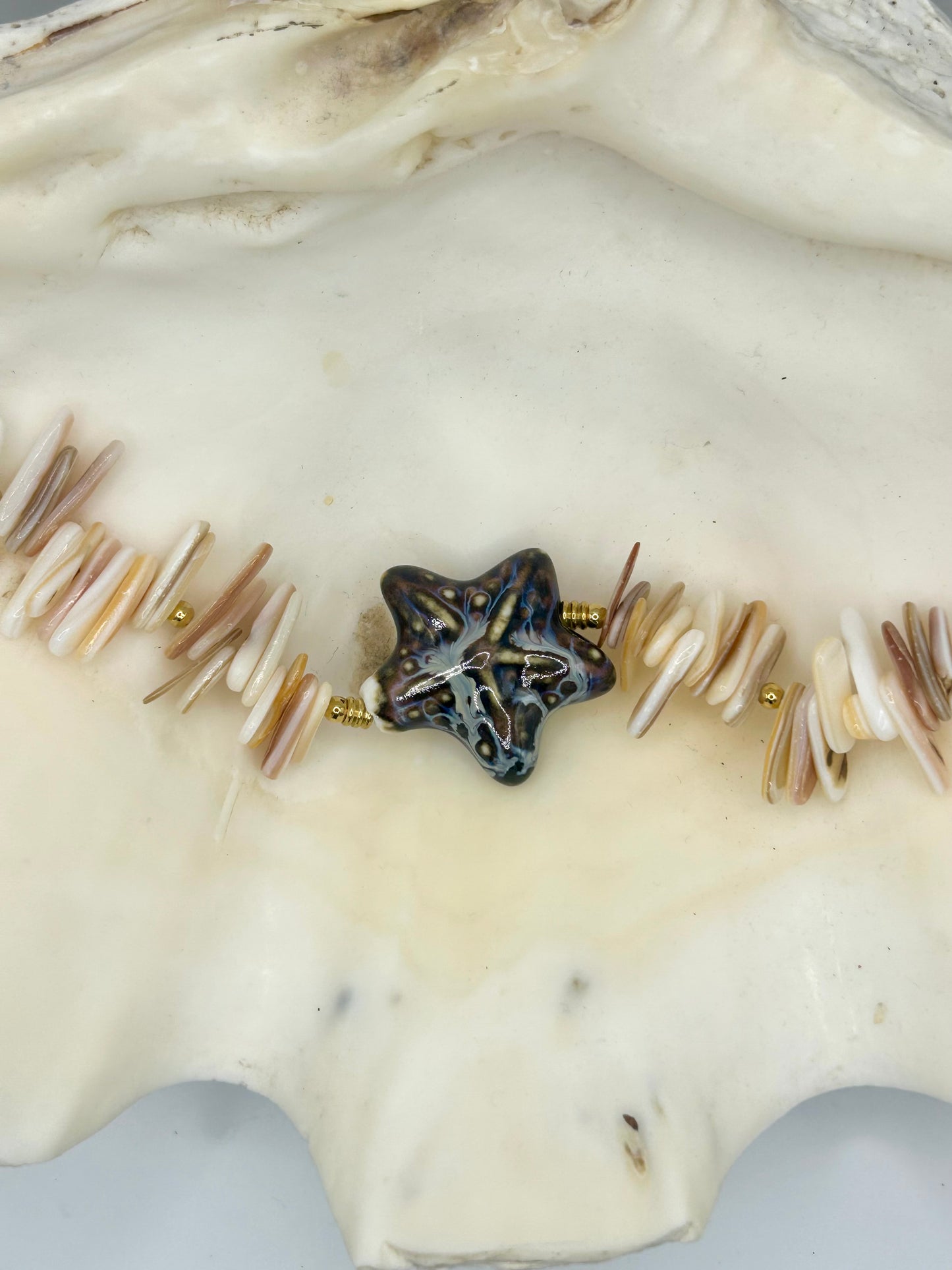 Collier "Étoile de Mer" – Coquillages naturels et étoile en céramique émaillée