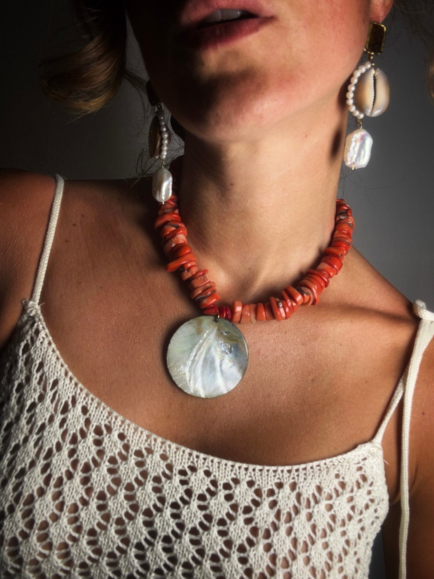 🌿 Collier Harmonie – Corail rouge & Nacre verte ronde 🌿