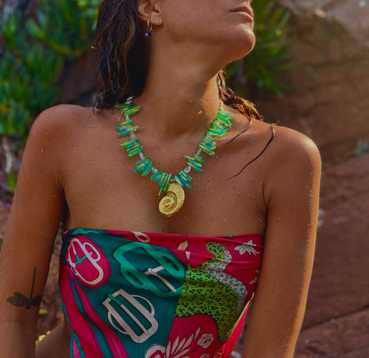 Collier en quartz galvanisée vert et coquillage spirale doré quartz blanc