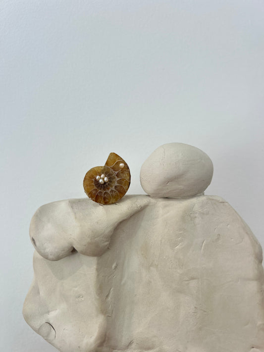 Bague ammonite naturelle en acier inoxydable doré et perles de culture – Bijou bohème chic c'avah de Soie