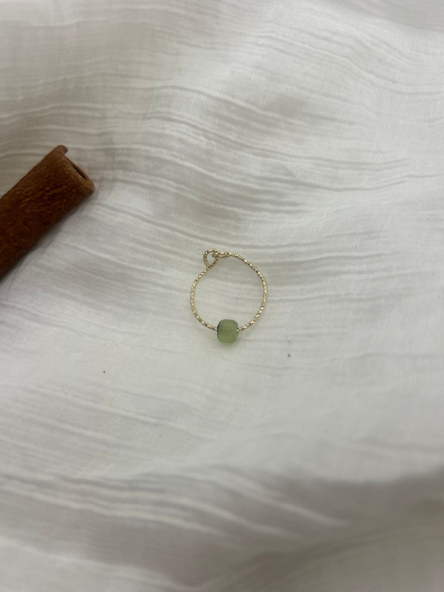 bague plaque or 14k pierre aventurine verte spirituel et bijou délicat raffine bijou chance