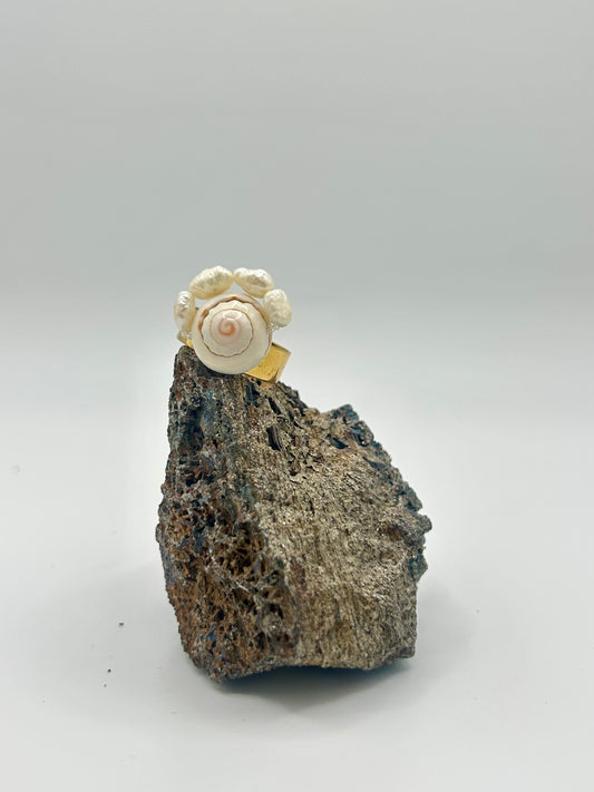 Bague “Sirena” – Coquillage doré & perles de culture