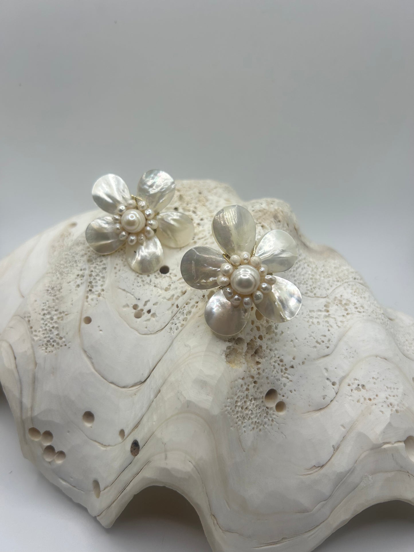 boucle d'oreille en coquillage perle d'eau doue et nacre pièces unique fabrication artisanale