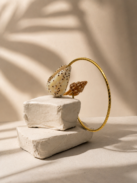Craquez pour ce bracelet coquillage doré en acier inoxydable. Un bijou marin élégant, résistant à l’eau et parfait pour un style bohème chic et solaire.