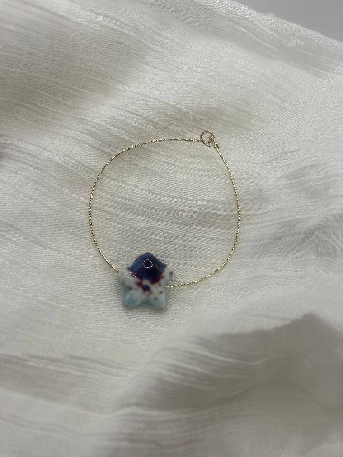 bracelet plaque or 14k avec etoile de mer bleu en ceramique bijoux fin et sprirituel