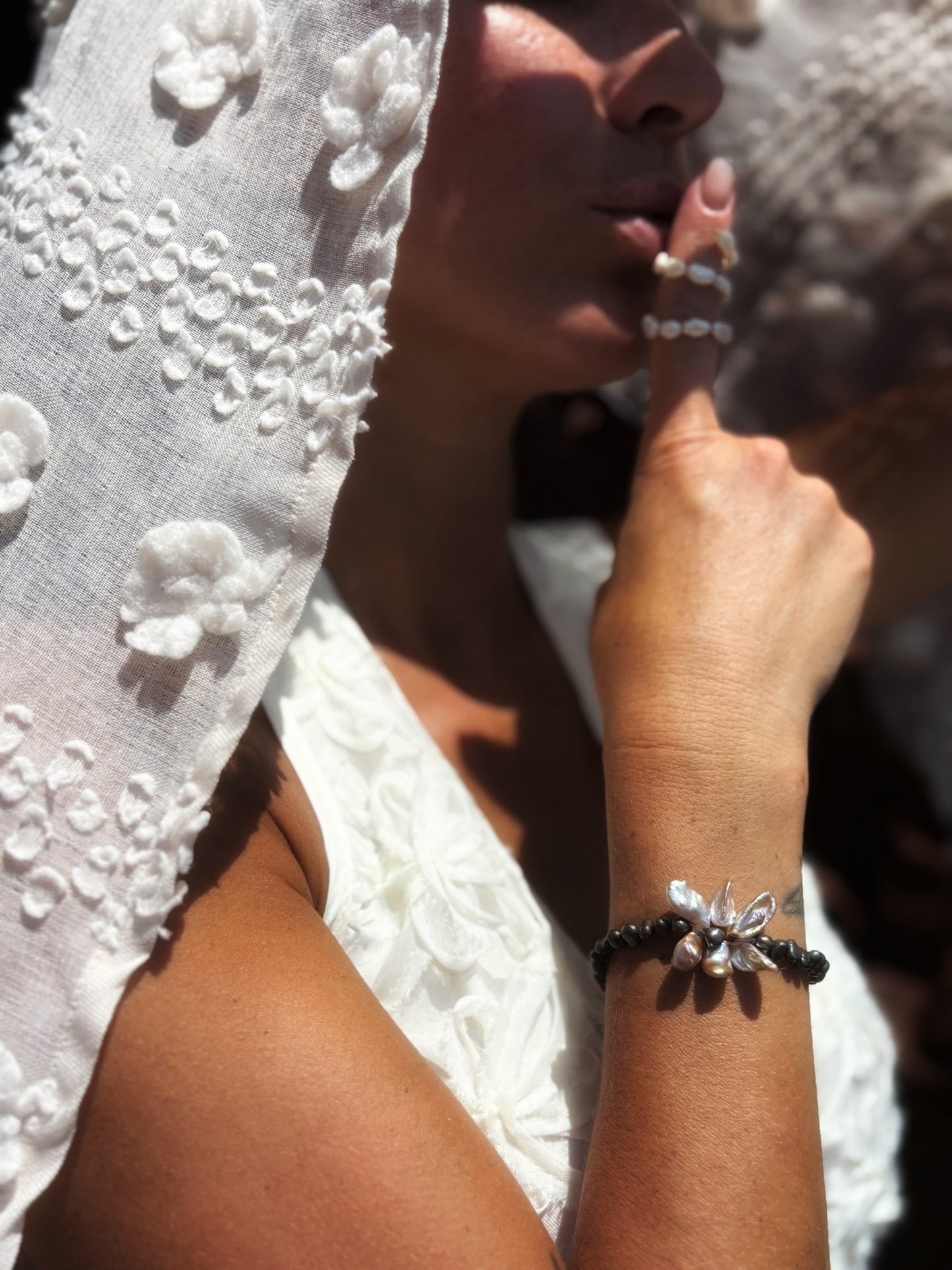 Bracelet "Éclat Nocturne" – Perles de culture noires & fleur violette