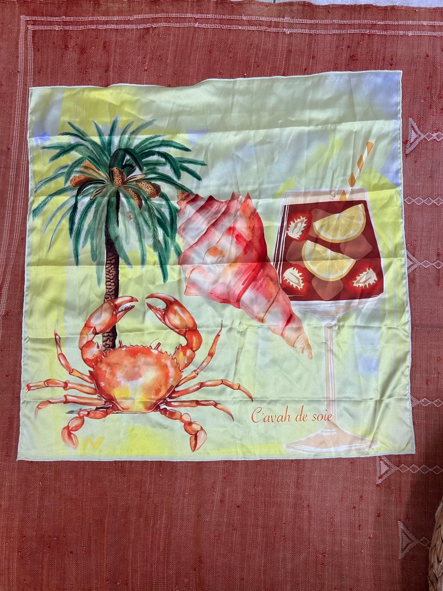 Foulard Jaune Toucher Soie Motifs Marins – Crabe & Cocktail Dessin Fait Main Pièce Unique Été