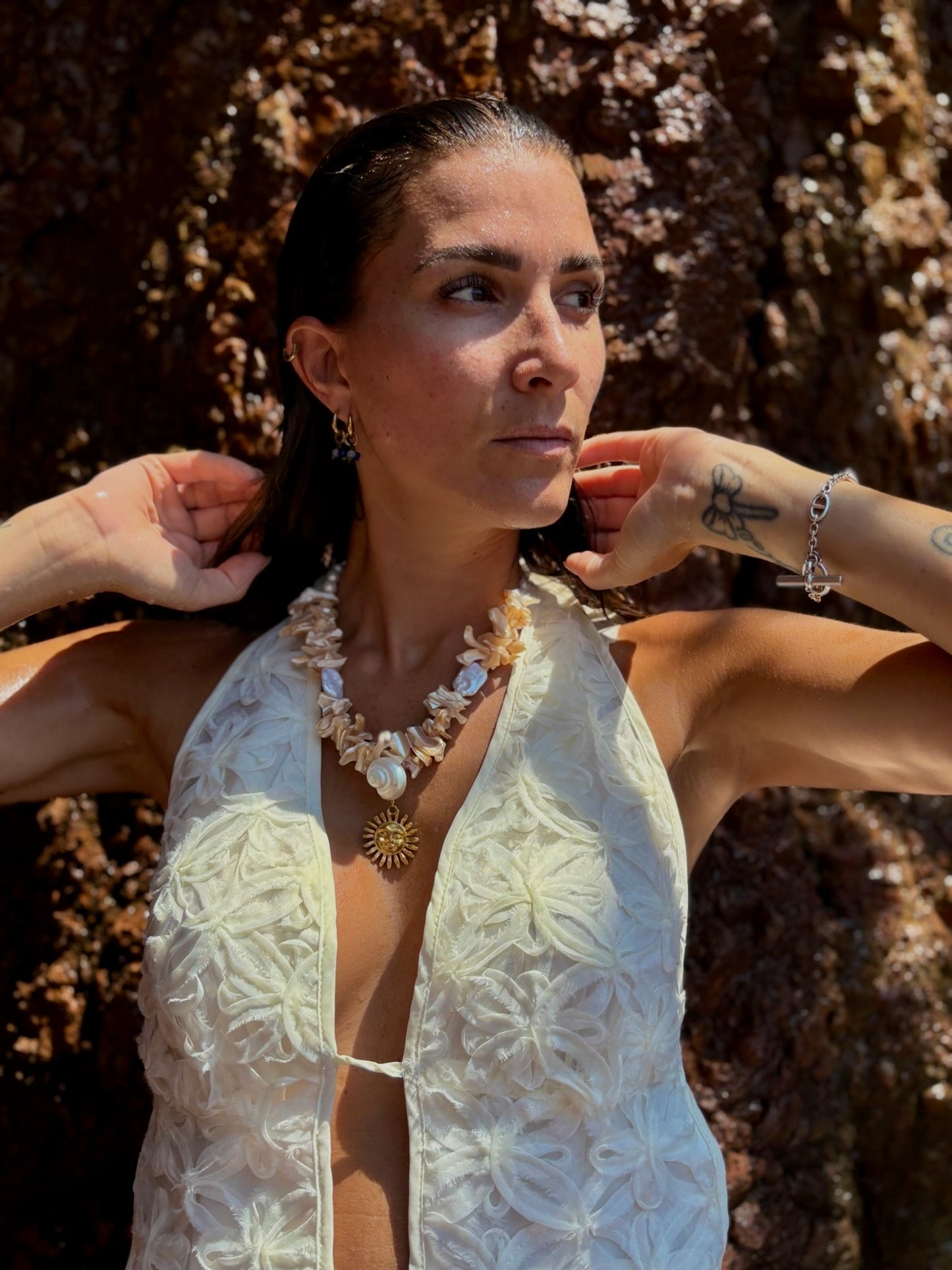 Lumière d’Écume – Collier en perles de culture, nacre & coquillage doré (Pièce unique)