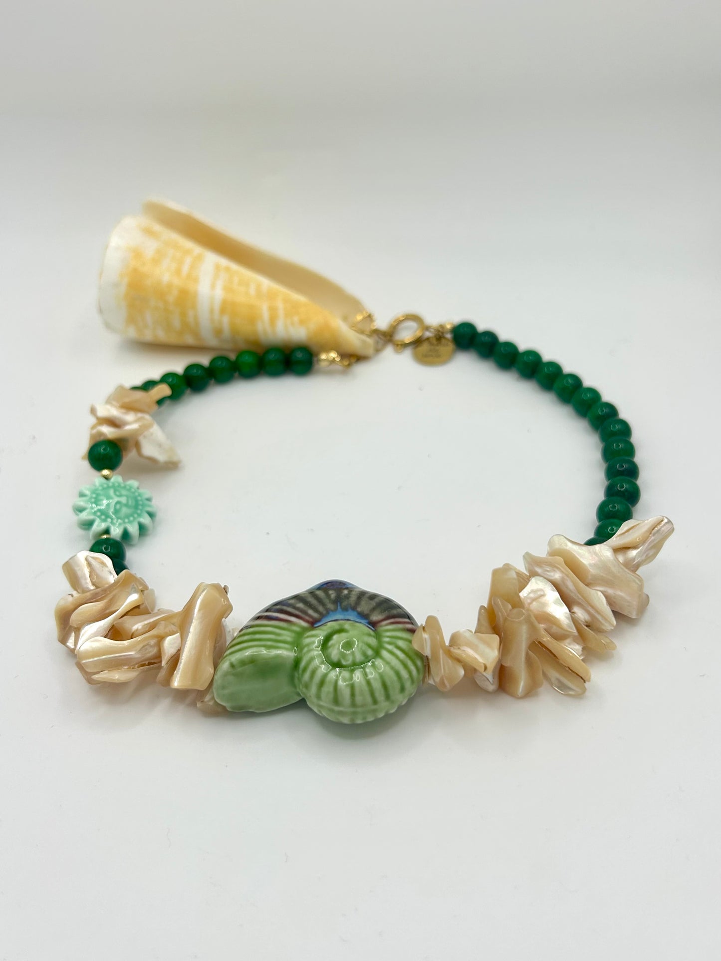 Trésor de Sirène – Collier en nacre, perles vertes & coquillages en céramique (Pièce unique)