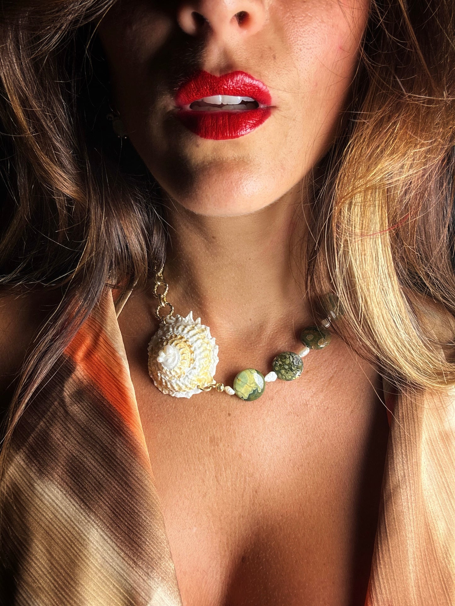 Collier “Âme Libre” – Jaspe Kambaba, perles & coquillage (40–45 cm)