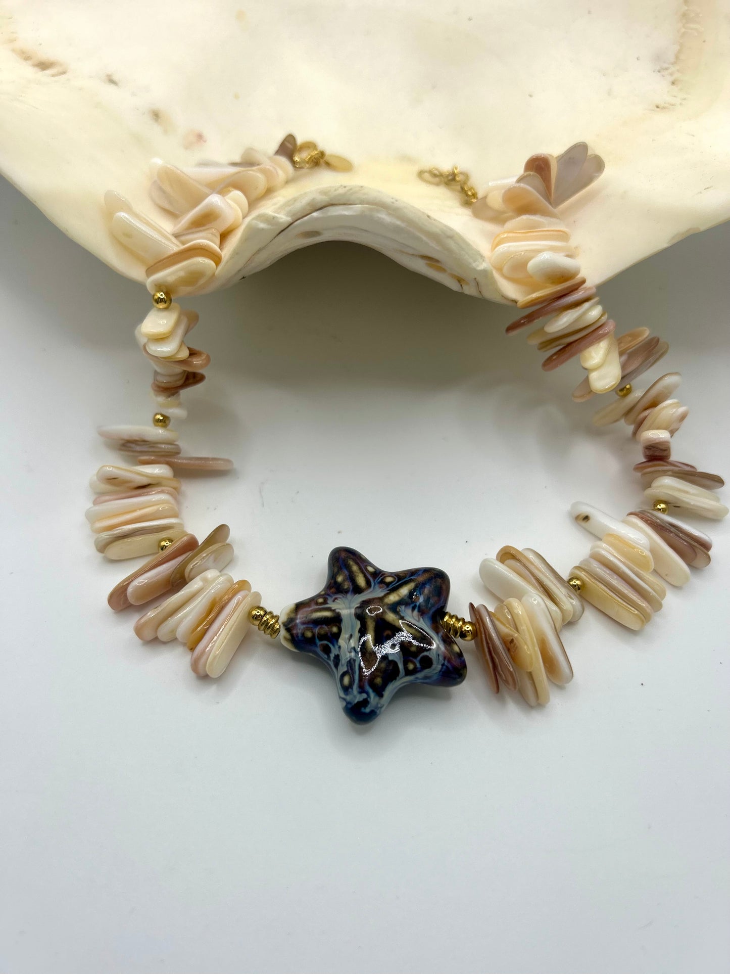 Collier "Étoile de Mer" – Coquillages naturels et étoile en céramique émaillée