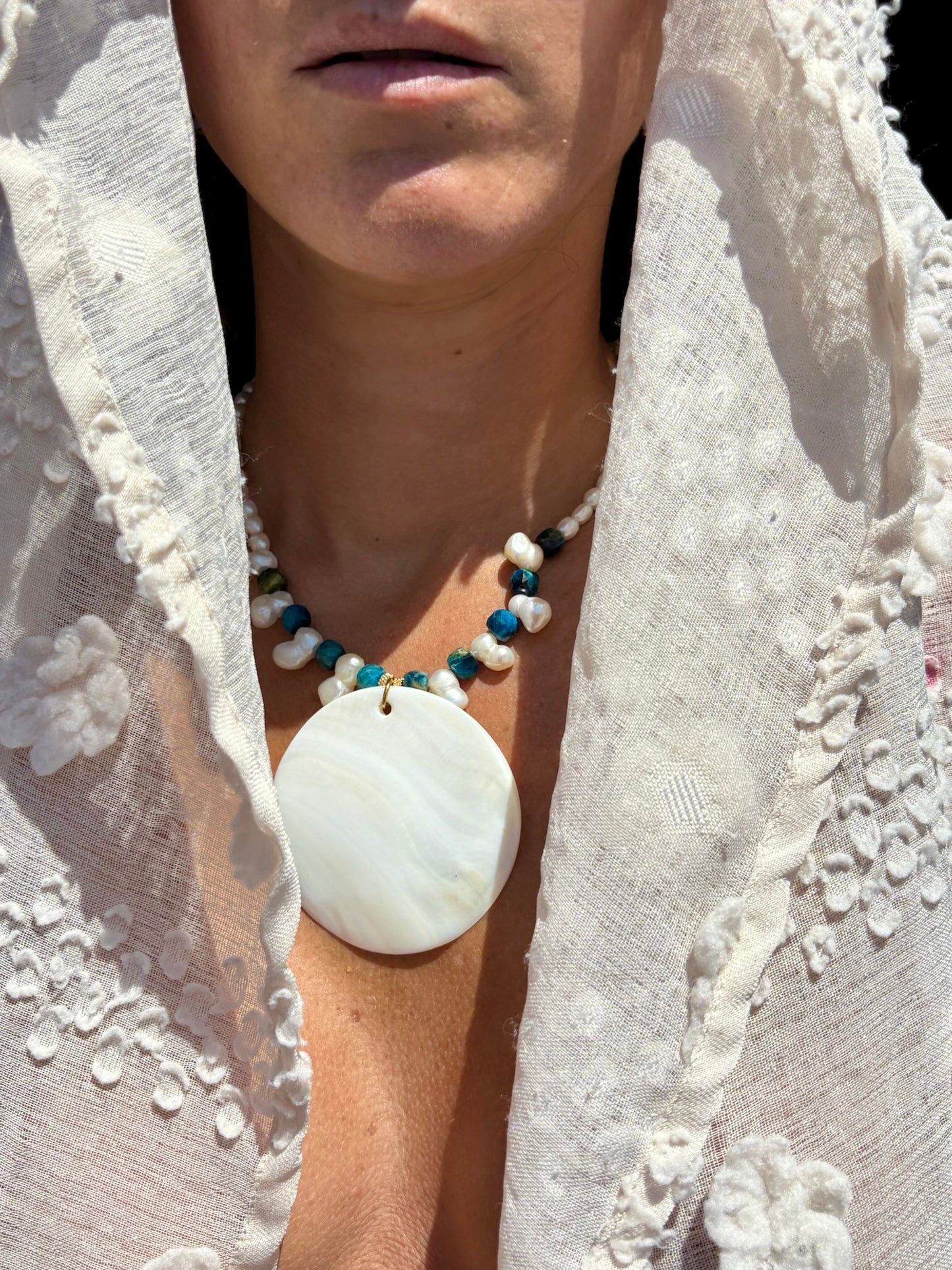 Clarté Sauvage nacre blanche & oeil de tigre bleu ,perles eau douce