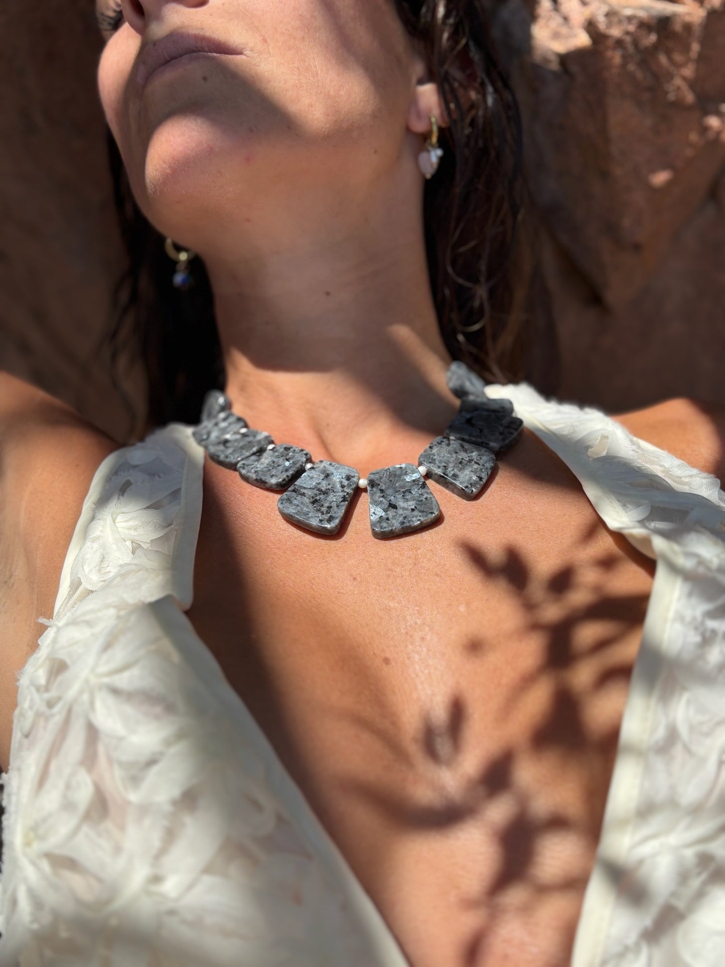 Aura mystique – Collier en labradorite & acier doré
