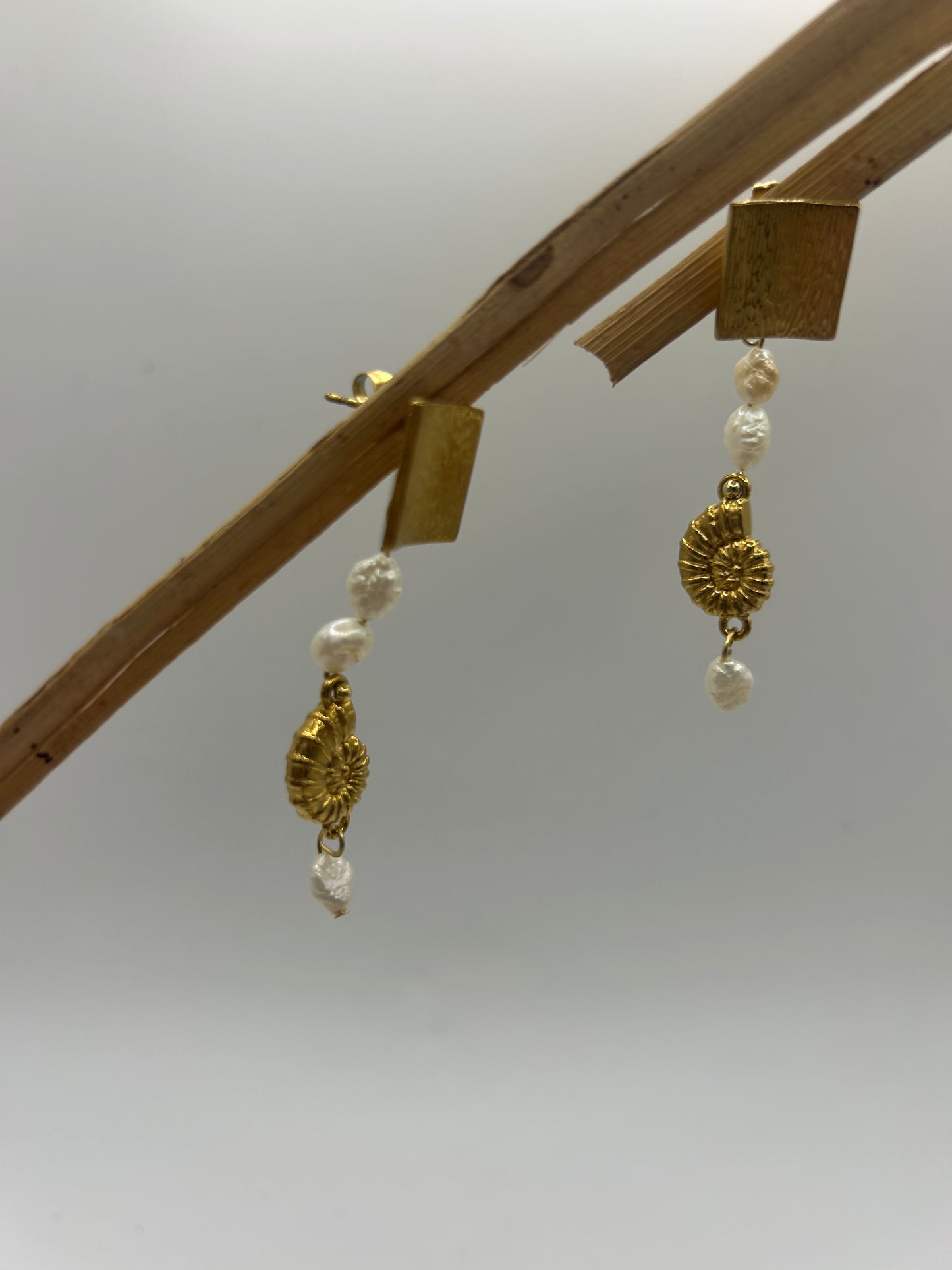 🌊 Boucles Spirales d'Écume – Coquillage & Perle de culture