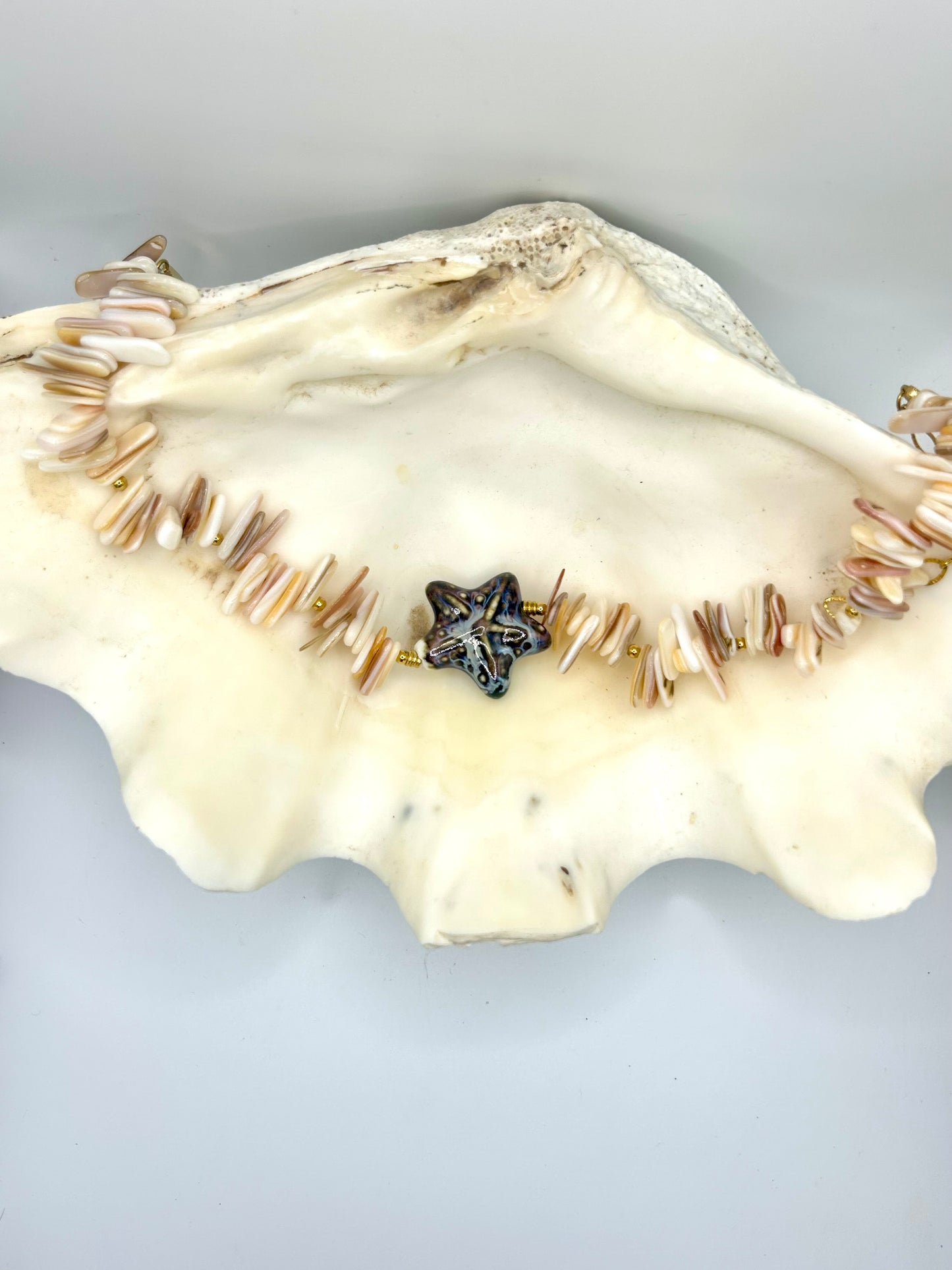 Collier "Étoile de Mer" – Coquillages naturels et étoile en céramique émaillée