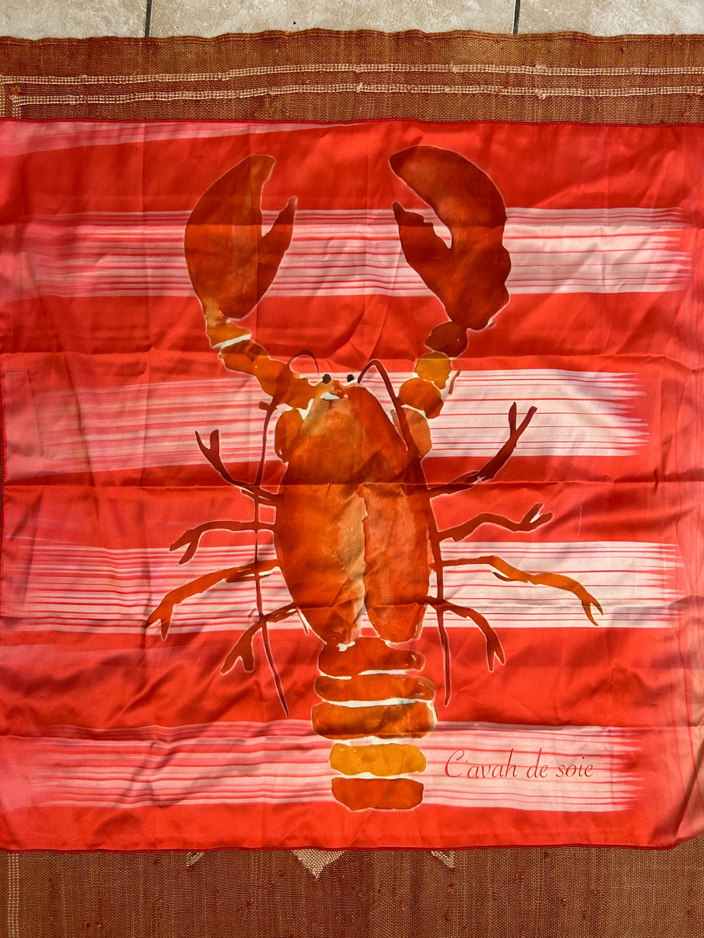 Foulards été toucher soie faits main pièces uniques motifs marins et estivaux : crabe et cocktail jaune, Aperol Spritz orange, homard rouge orangé style bohème chic