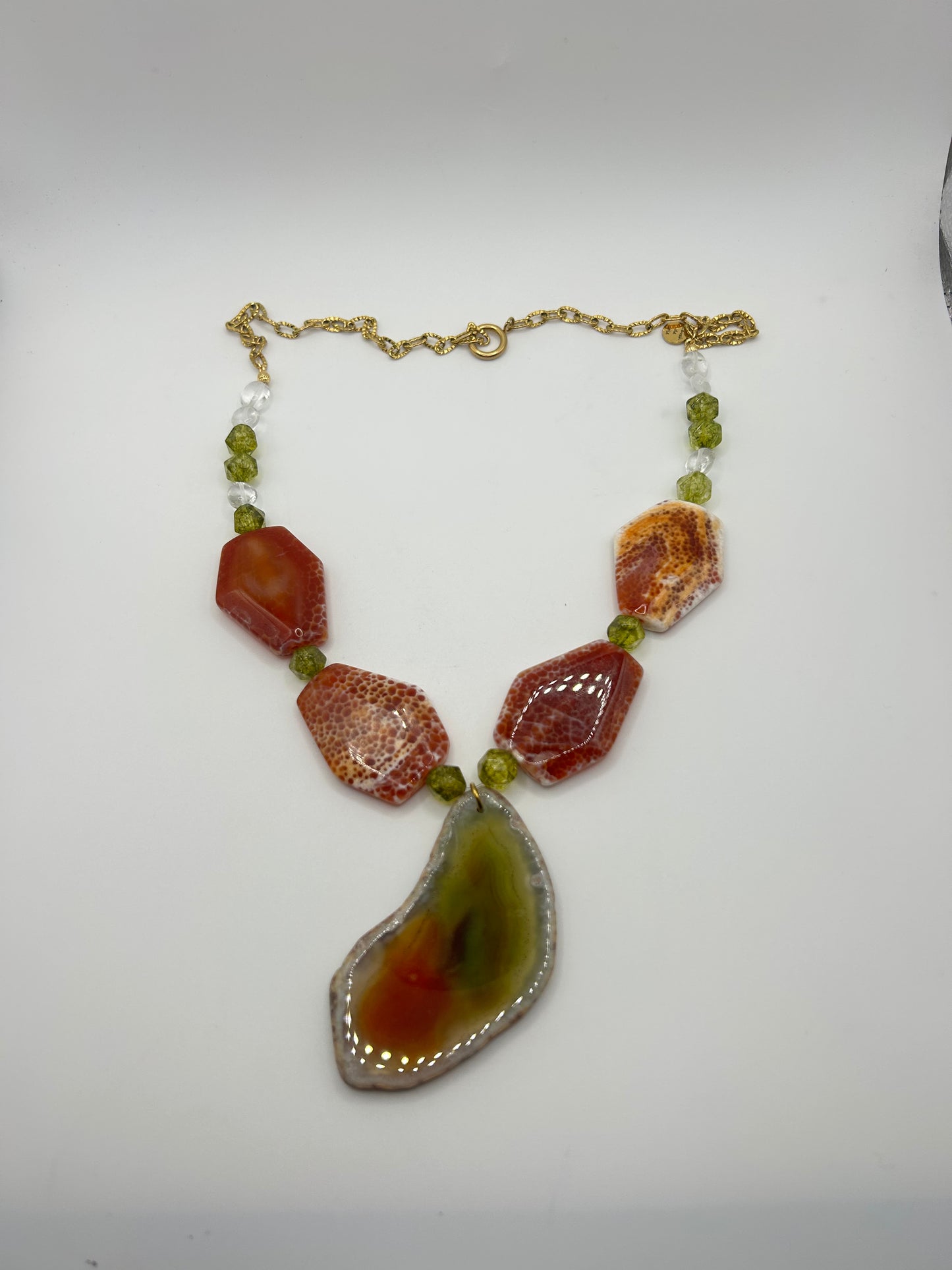 collier Agathe orange et pierre de péridot pièce actuel et tendance idéal pour mettre en valeur une jolie tenue