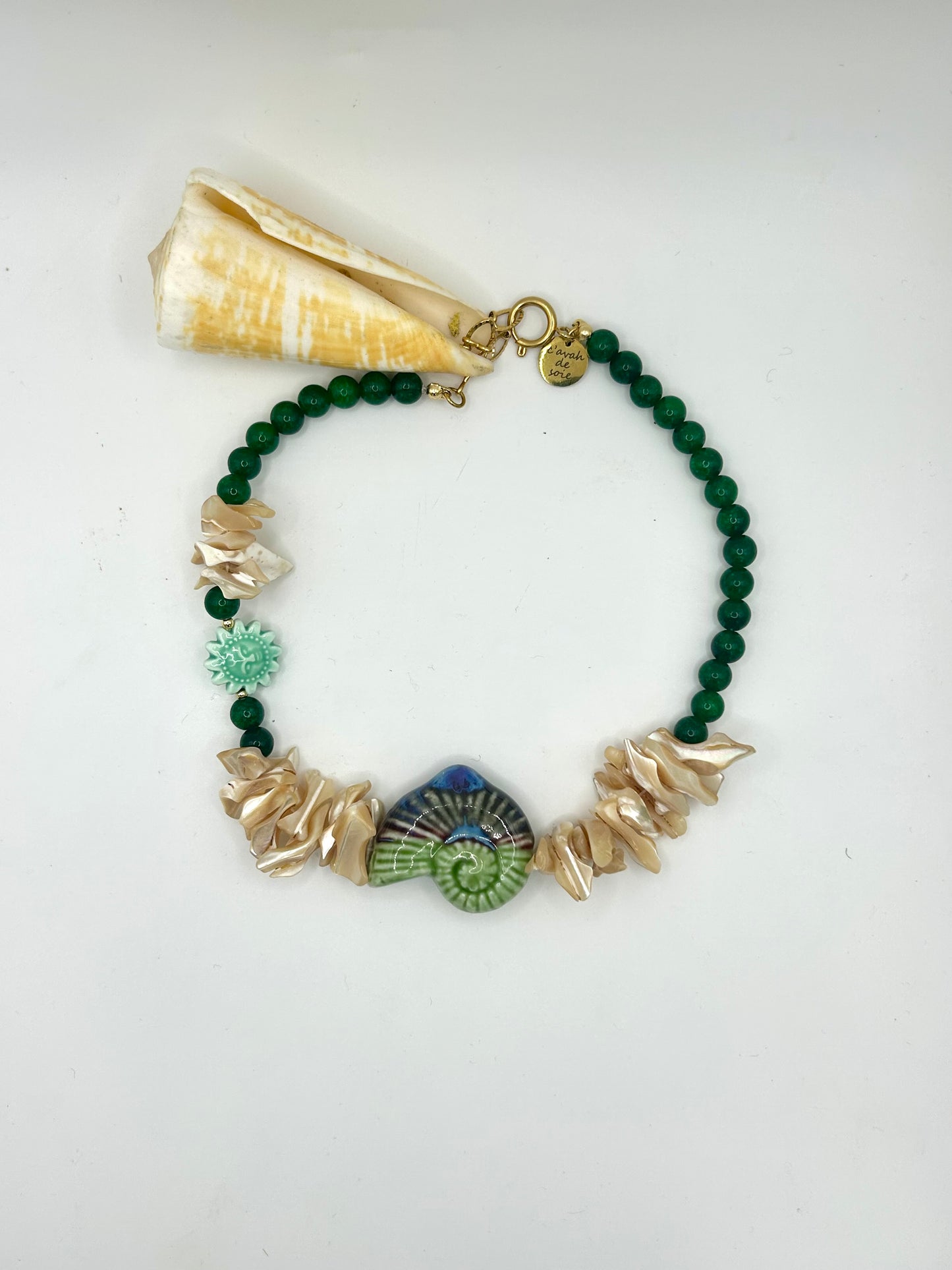 Trésor de Sirène – Collier en nacre, perles vertes & coquillages en céramique (Pièce unique)