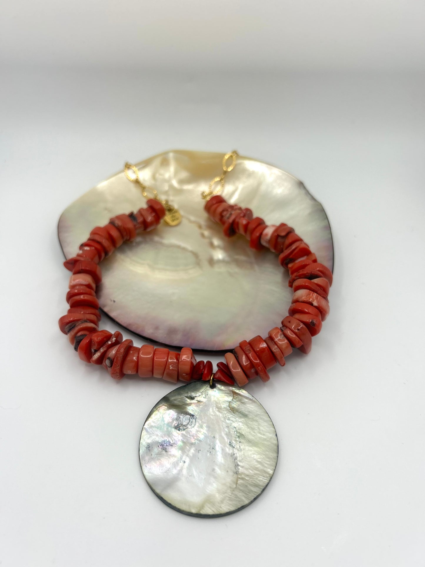 🌿 Collier Harmonie – Corail rouge & Nacre verte ronde 🌿