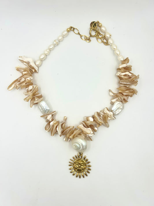Lumière d’Écume – Collier en perles de culture, nacre & coquillage doré (Pièce unique)