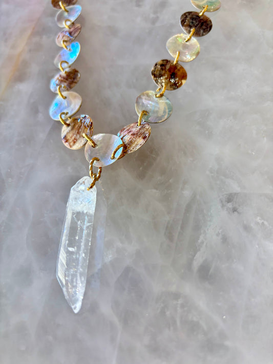 collier quartz blanc et nacre pièce unique