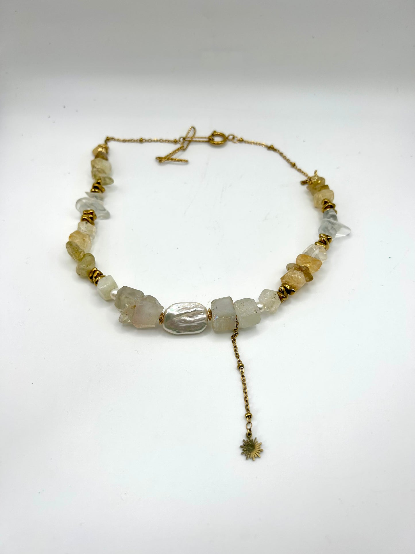 Collier Solstice Doré – Perle culture Rectangle & Éclats de Citrine, Hématite & Quartz Aura