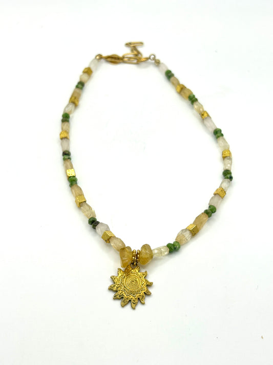 Collier en citrine et pierre aventurine et soleil suspendu 