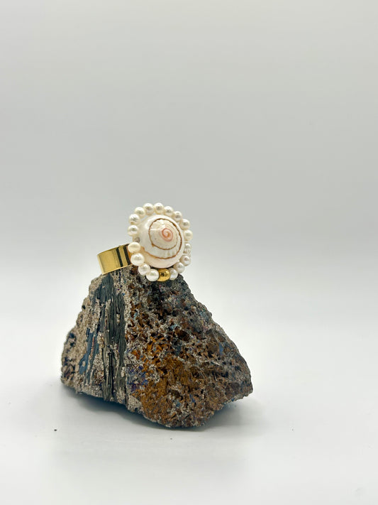 Bague “Sirena” – Coquillage doré & perles de culture