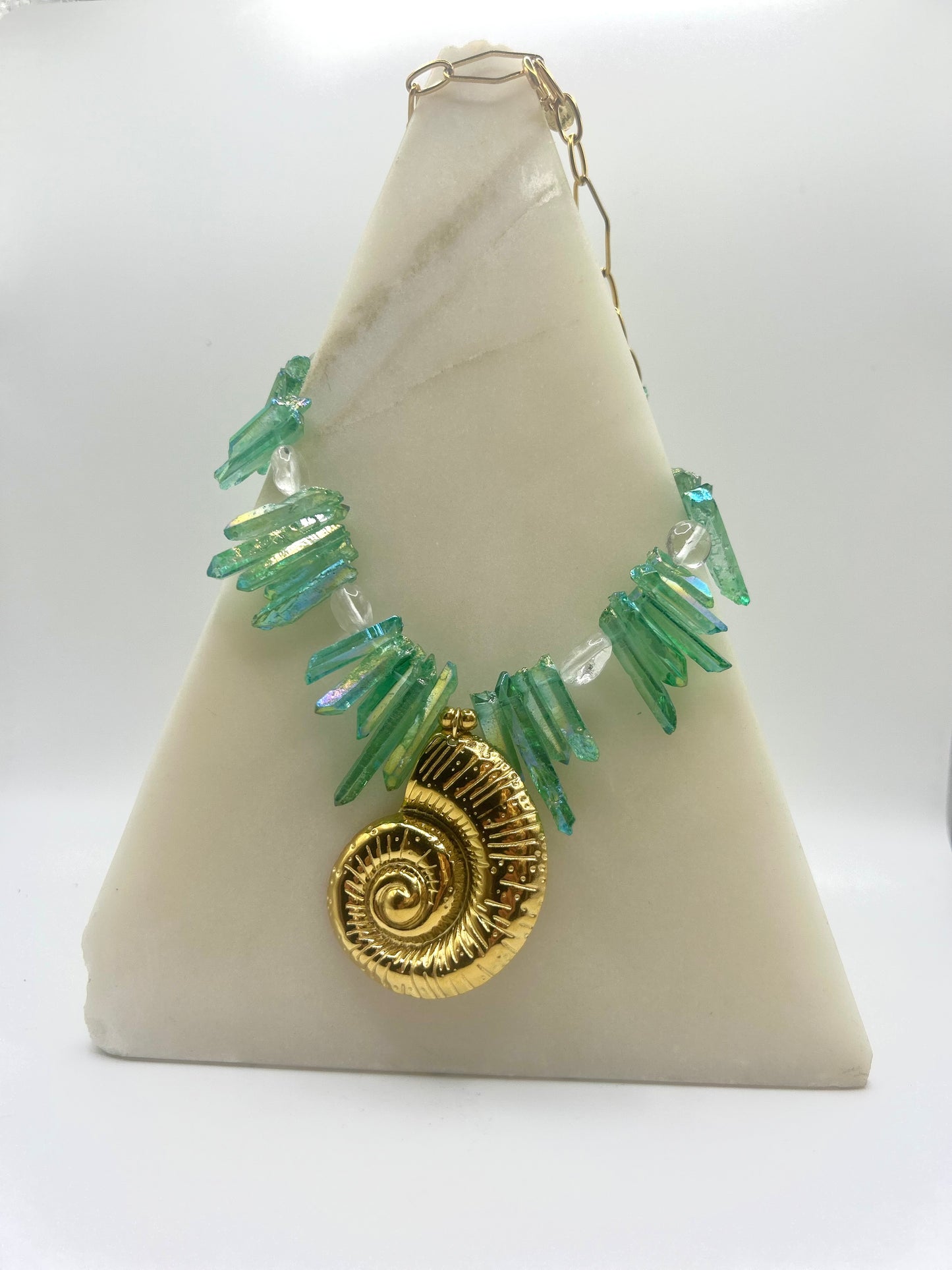 Collier Spirale Émeraude – Quartz Vert & Coquillage Doré
