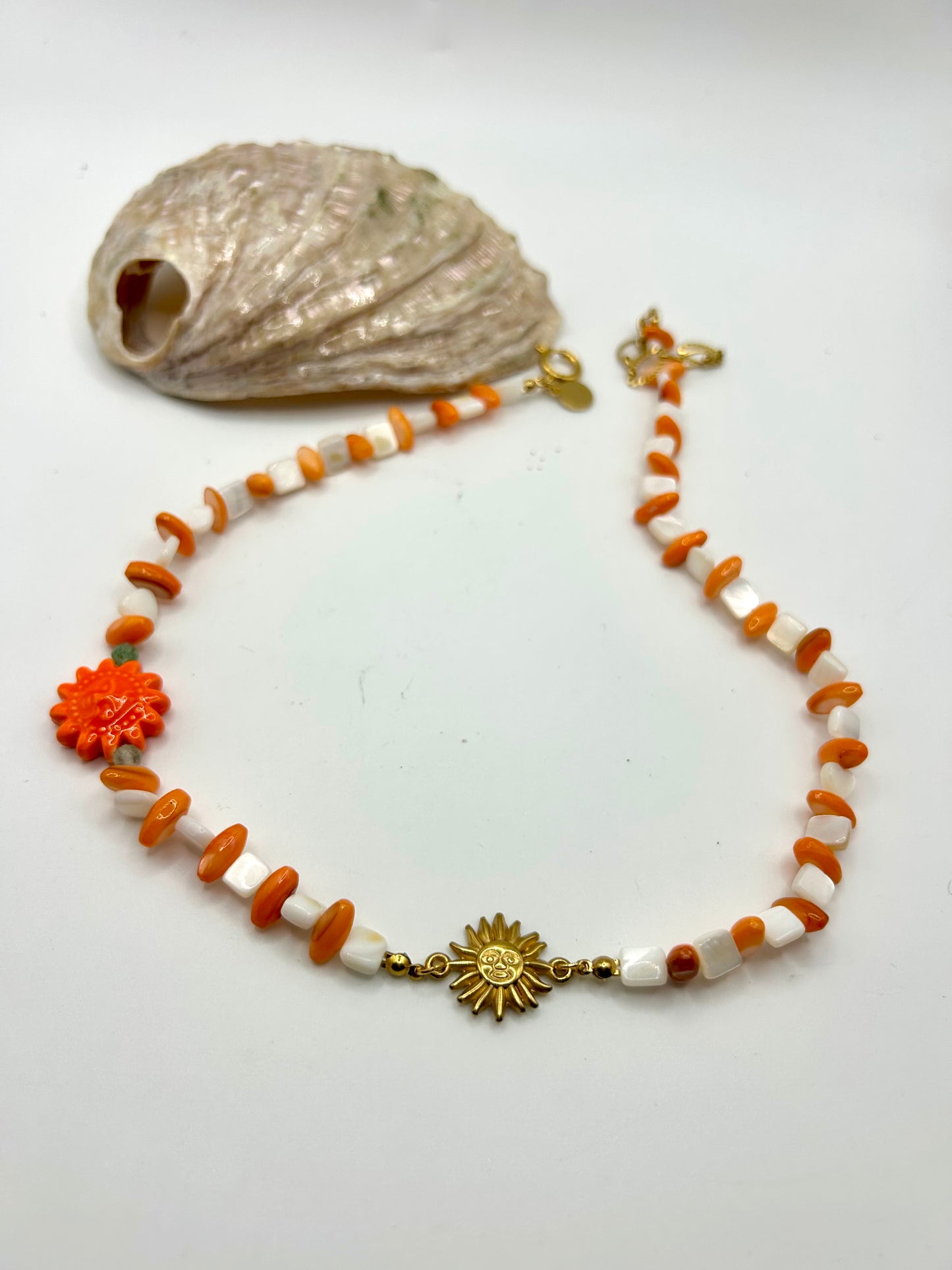 Collier soleil en acier inoxydable, coquillages et perles d’aventurine – Bijou spirituel et estival
