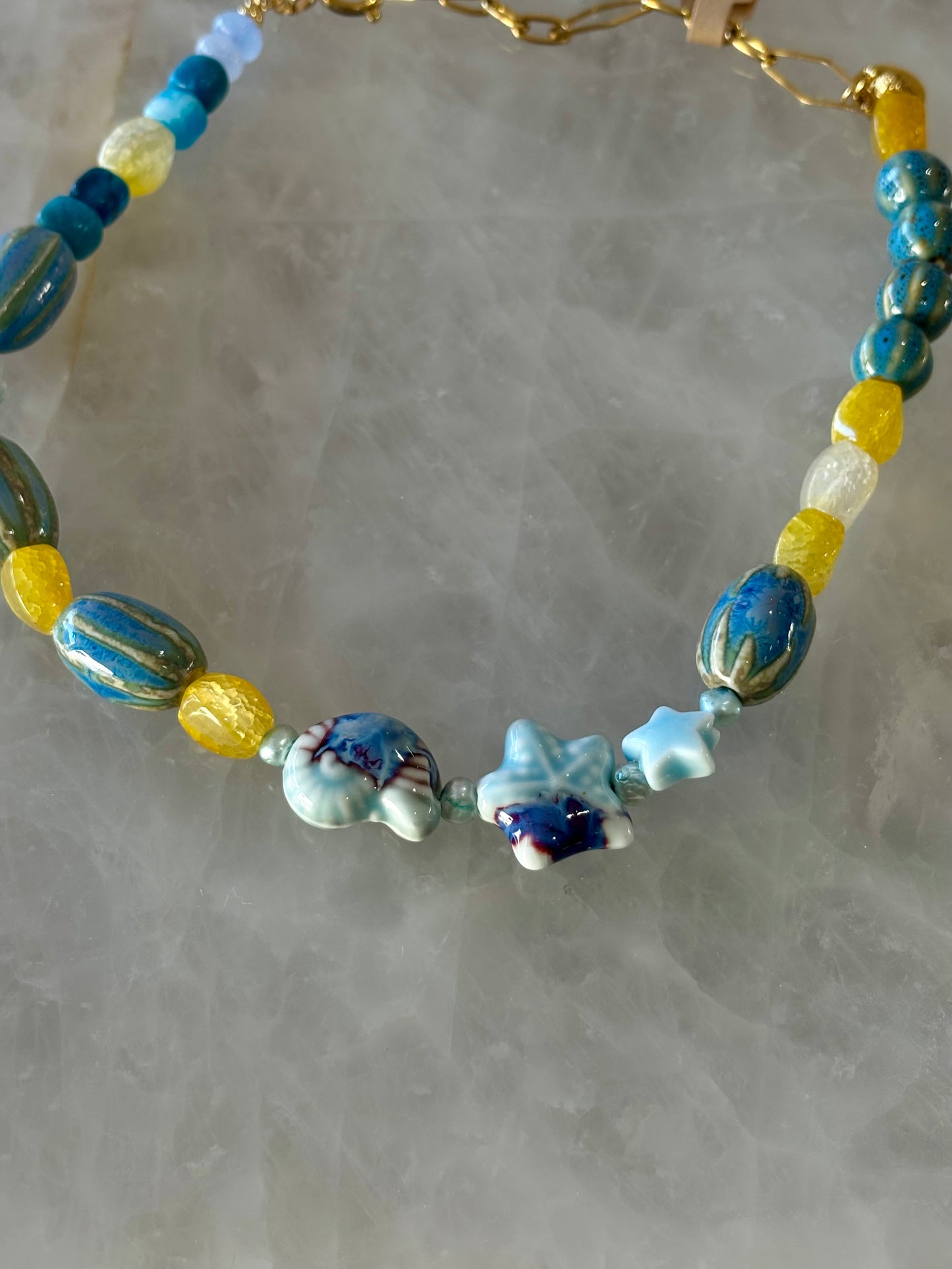 Collier Soleil & Océan – Céramique Bleue, Agate Jaune & Coquillage Étoile