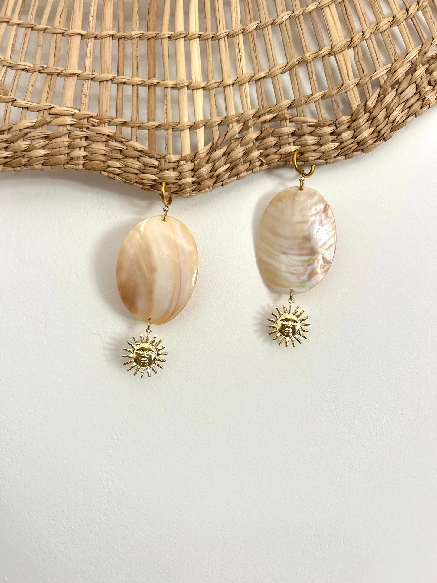 Boucle d’oreille pendante en nacre et soleil 