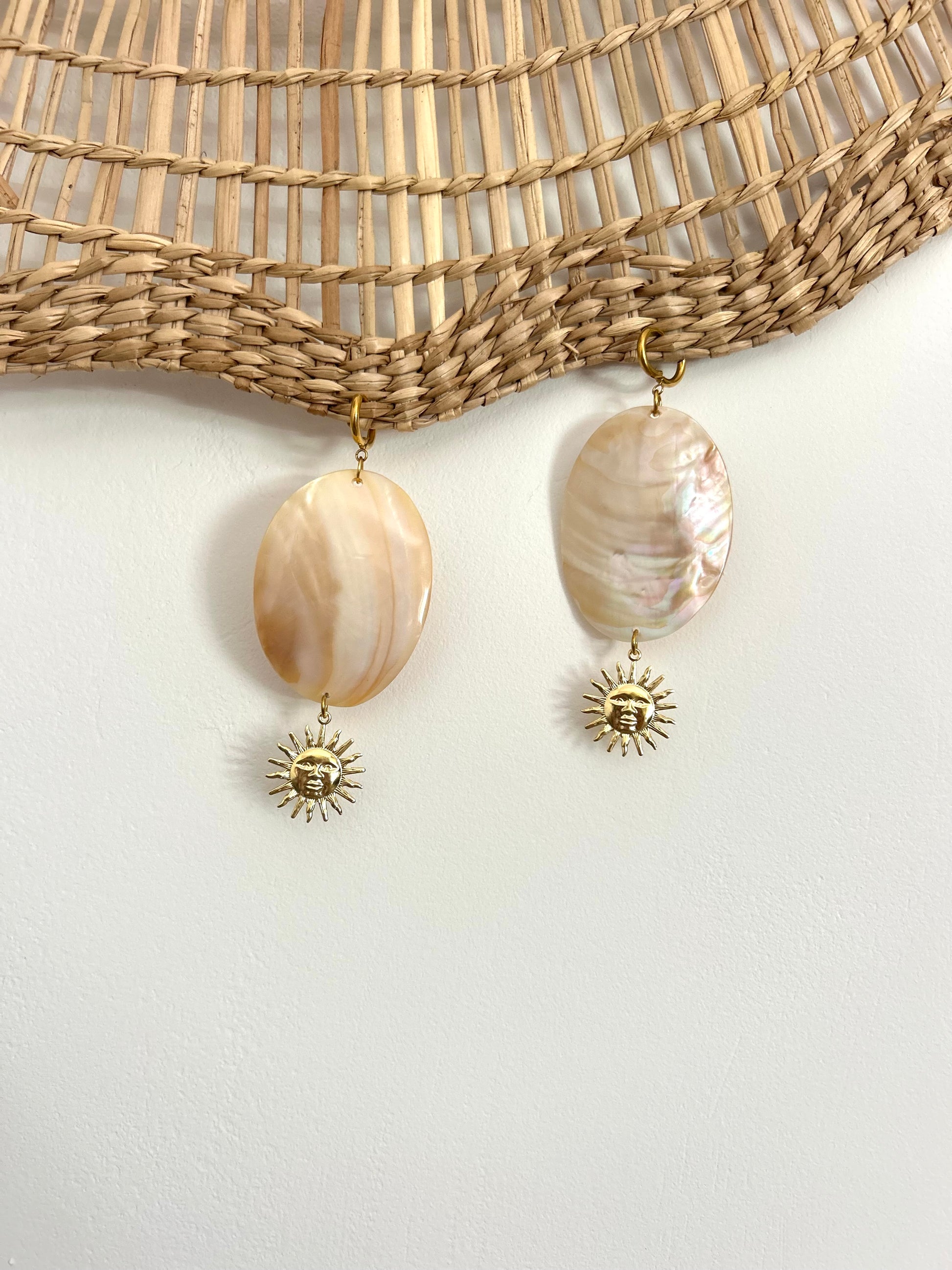 Boucle d’oreille pendante en nacre et soleil 