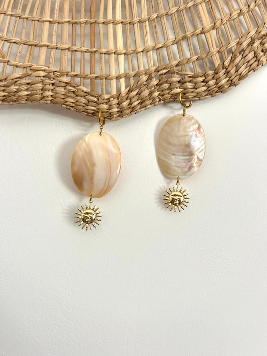 Boucle d’oreille pendante en nacre et soleil 