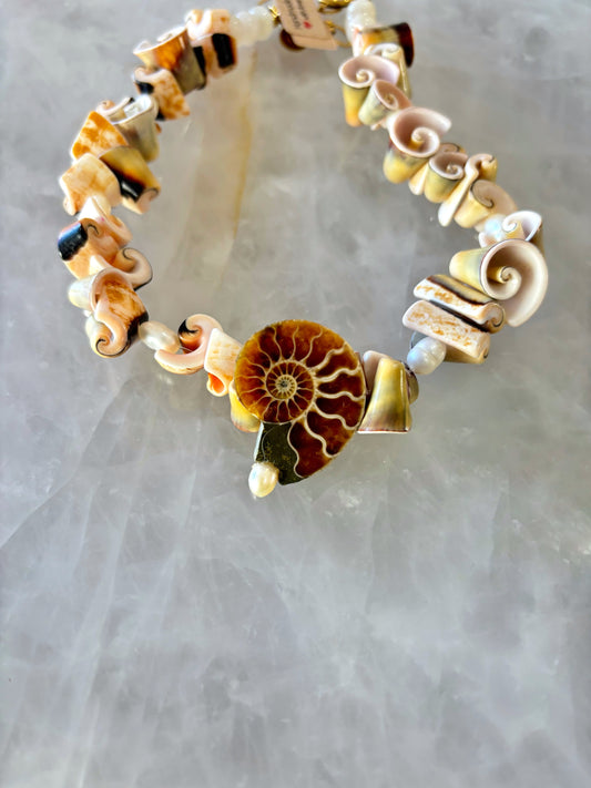 Collier coquillage & ammonite – Élégance marine naturelle