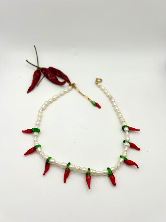 Collier, piment et perles de culture