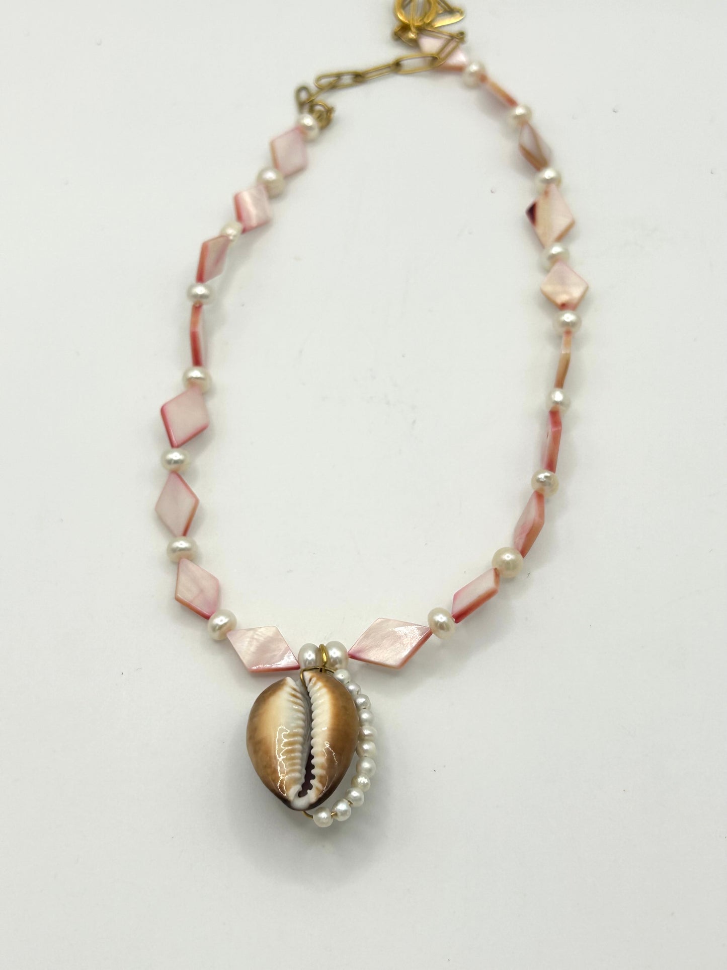 Collier rosé douce en caurie et nacre