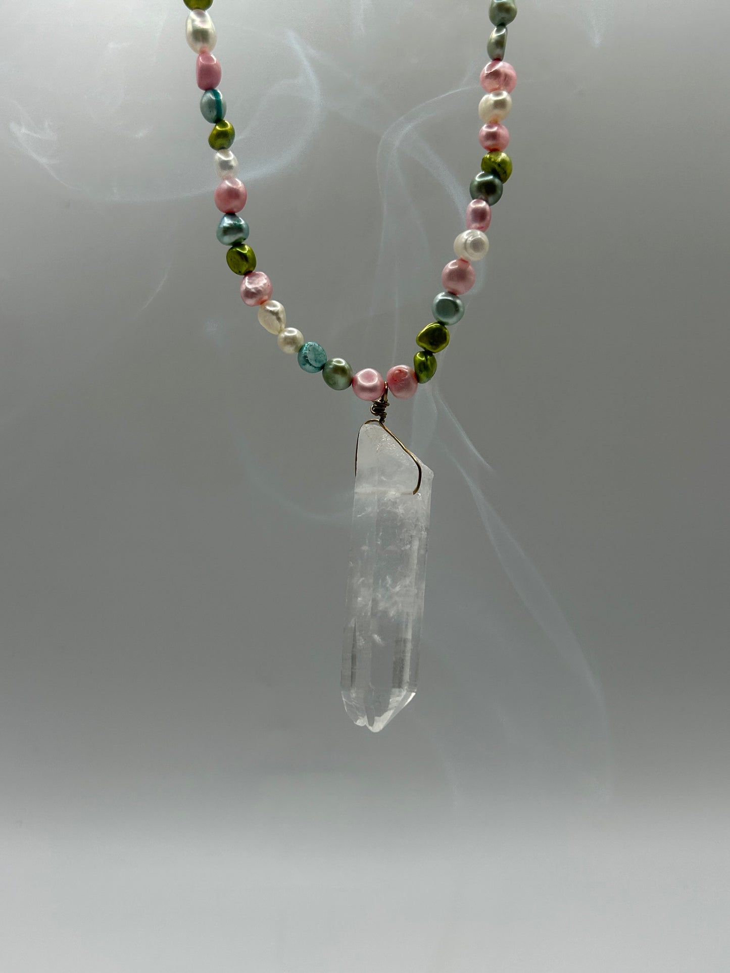 Collier Pendule en Perles de Culture Colorées et Quartz Blanc
