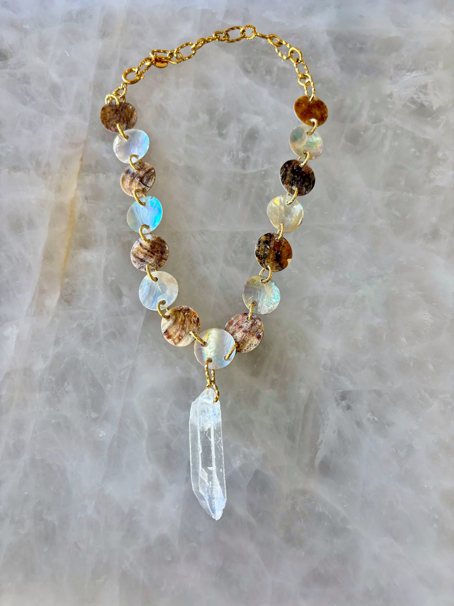 Collier Lumière Pure – Nacre & Quartz Blanc et pendule