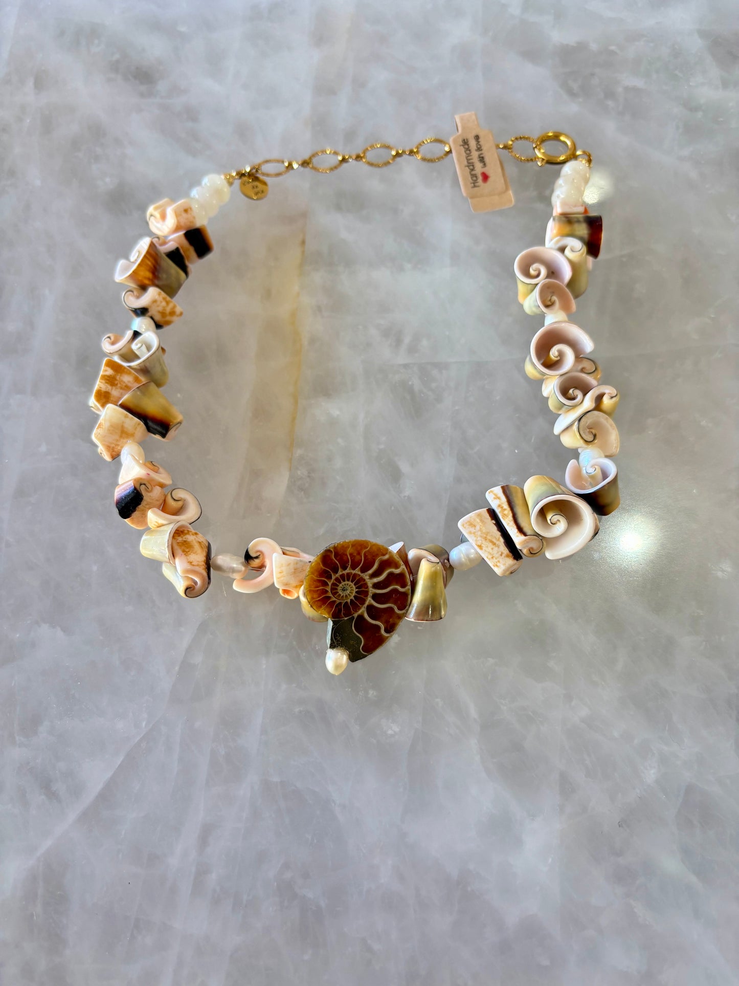 Collier coquillage & ammonite – Élégance marine naturelle