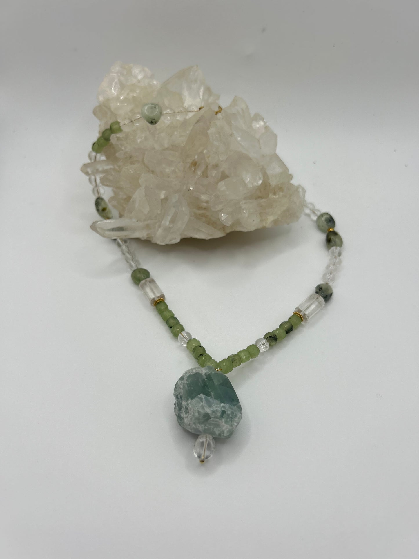 Collier en Prhénite, Quartz Blanc et Fluorite Brute – Équilibre & Énergie Pure