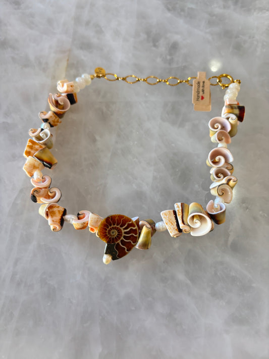 Collier coquillage & ammonite – Élégance marine naturelle