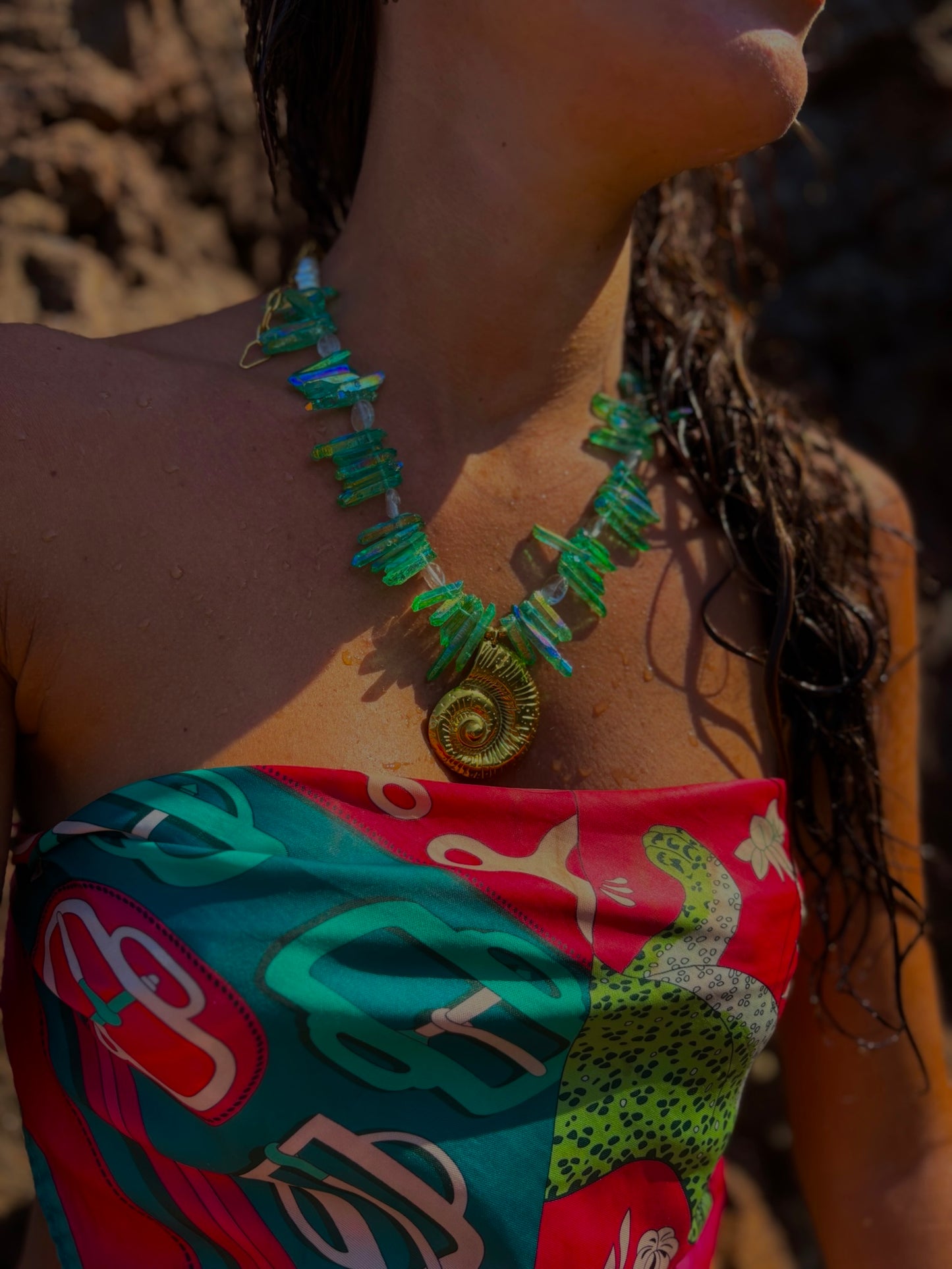 Collier Spirale Émeraude – Quartz Vert & Coquillage Doré