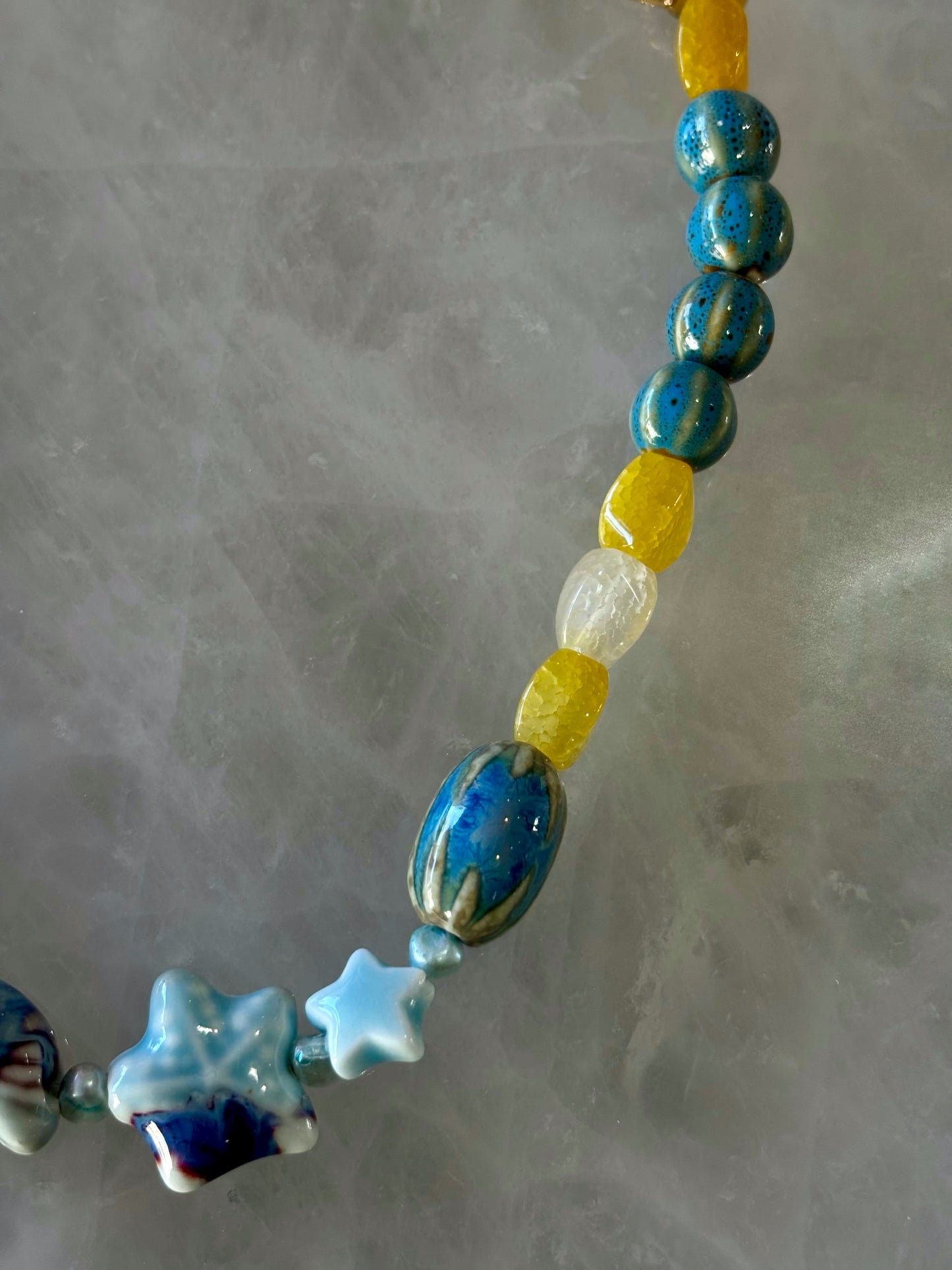 Collier Soleil & Océan – Céramique Bleue, Agate Jaune & Coquillage Étoile