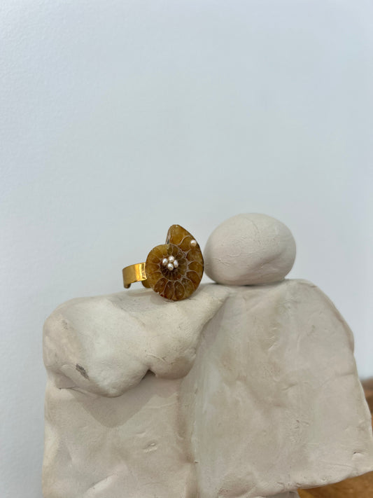 Bague ammonite naturelle en acier inoxydable doré et perles de culture – Bijou bohème chic c'avah  de Soie