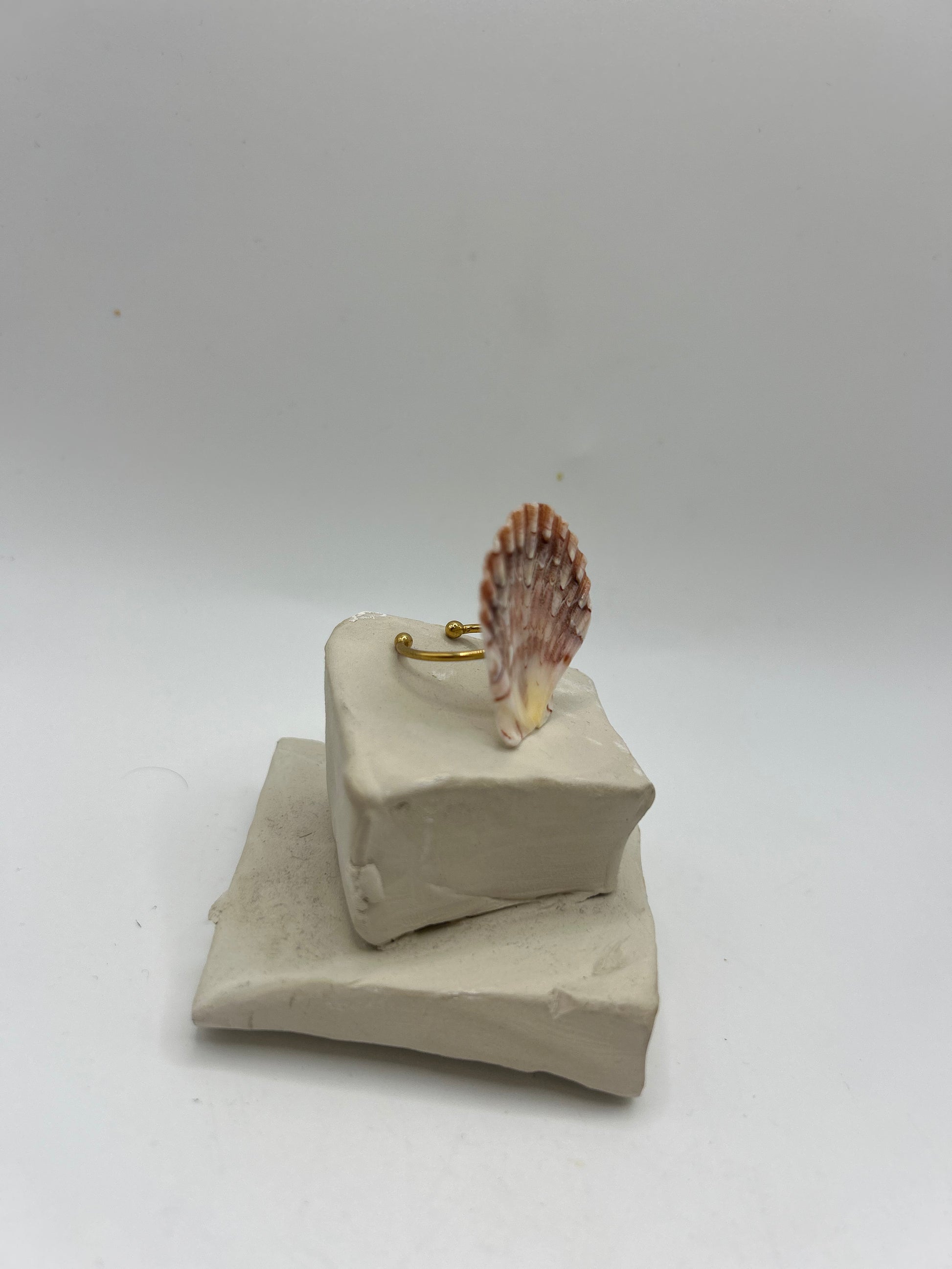 Bague artisanale avec coquillage naturel aux nuances rosées montée sur anneau doré ajustable, création unique inspirée de l’océan et du style bohème chic.